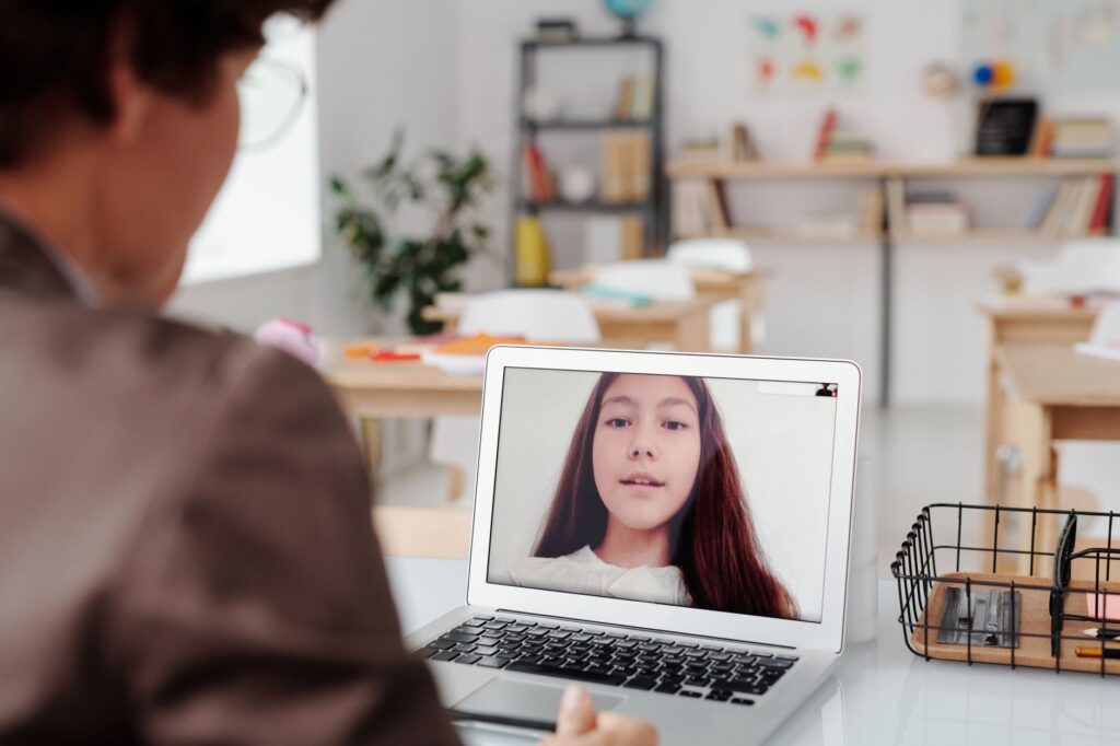 失敗パターン②：「AIを学ばなければ」と焦り、表面的なツール習得に終わる